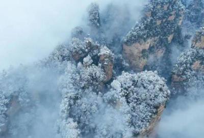 張家界再迎春雪，千峰沐雪如仙境