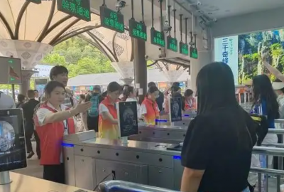 2025年火爆“五一”假期，張家界口岸出入境旅客超9100人次